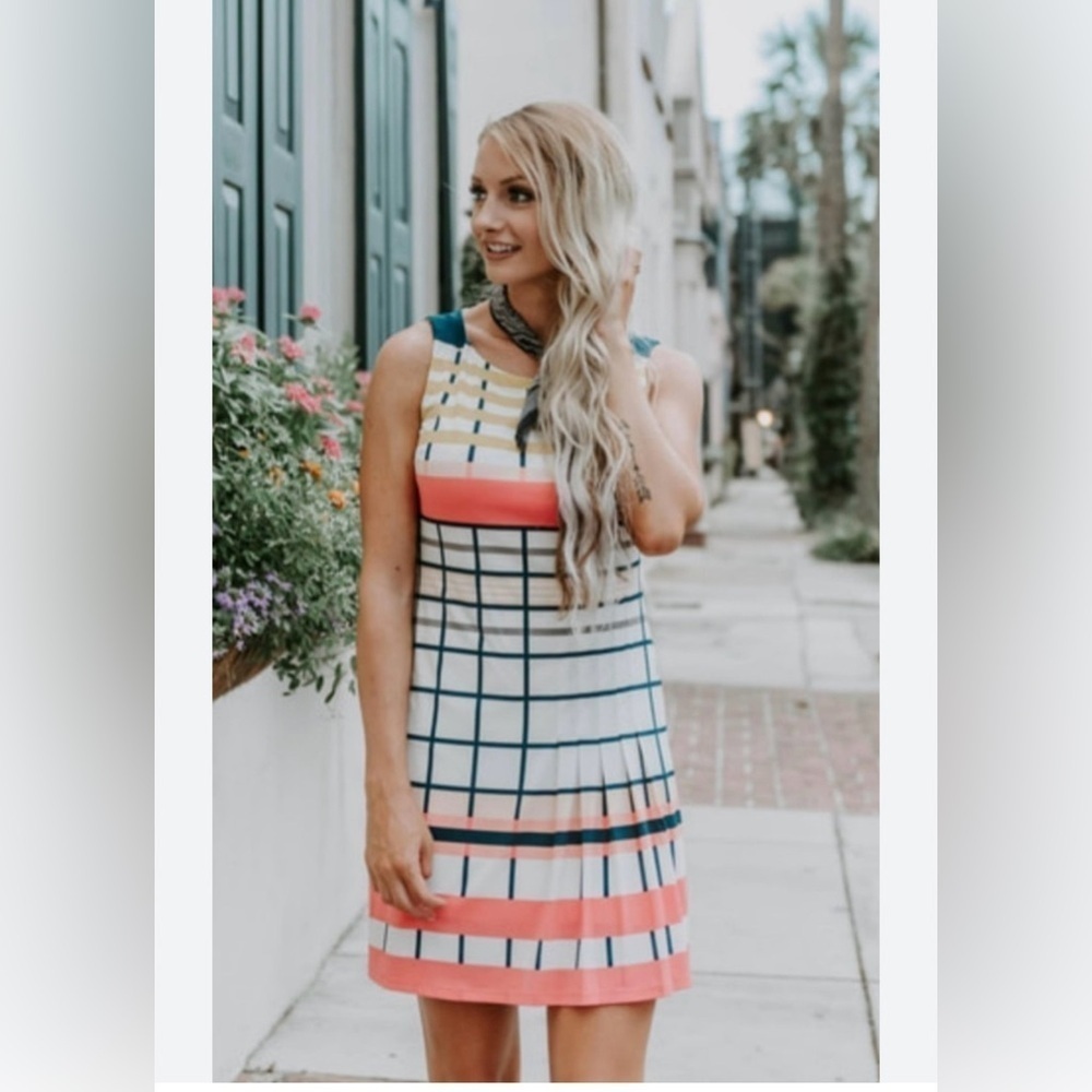 Donna Morgan Yellow and Orange Sheath Dress Sleeveless Mock Neck